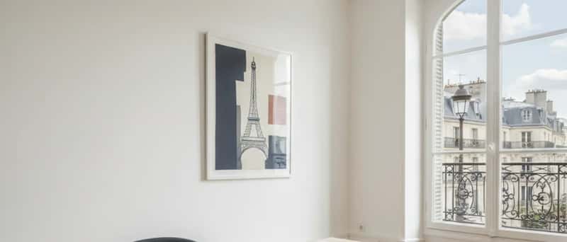 Juridiske dokumenter og penn på et skandinavisk skrivebord i naturlig dagslys