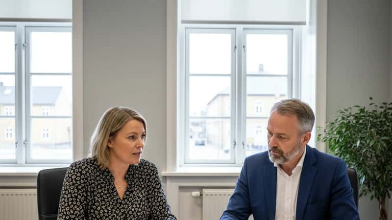 FOA-tillidsrepræsentant og HR-chef forhandler lønvilkår ved bord i regionalt kontor i Odense