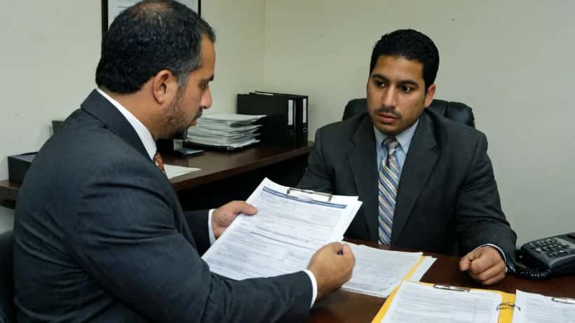 Cliente hablando con su abogado de lesiones personales en un despacho en Los Ángeles