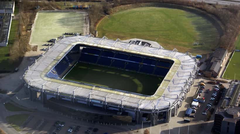 Brøndby Stadion set udefra med tribuner og pelæne