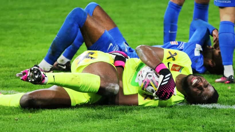 Footballeurs en action lors d'un match professionnel illustrant les risques de blessure musculaire au mollet