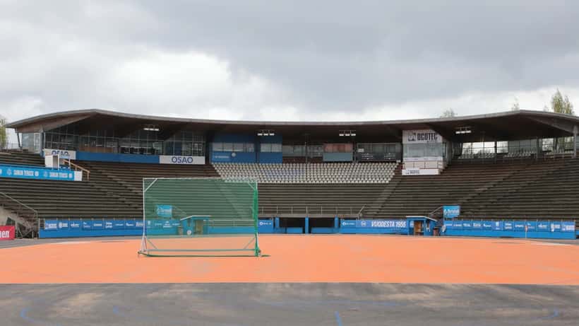 Raksila pesäpallo-stadion Oulussa, pelikenttä kesällä