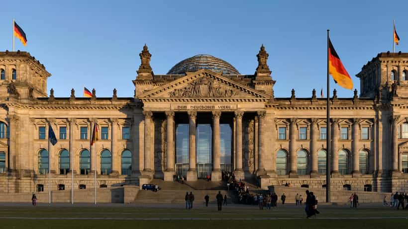 Reichstagsgebäude in Berlin bei Sonnenuntergang — Wahltag 20. September 2026