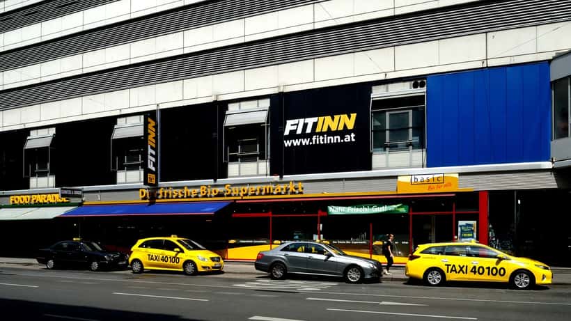 Einkaufszentrum in Wien, Österreich – Außenansicht eines Shopping-Centers