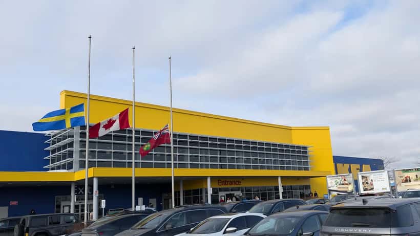 Drapeaux canadiens en berne après la fusillade de Tumbler Ridge en Colombie-Britannique, février 2026