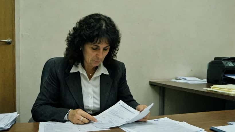 Dipendente di ente locale che esamina la busta paga dopo il rinnovo del CCNL Funzioni Locali 2022-2024