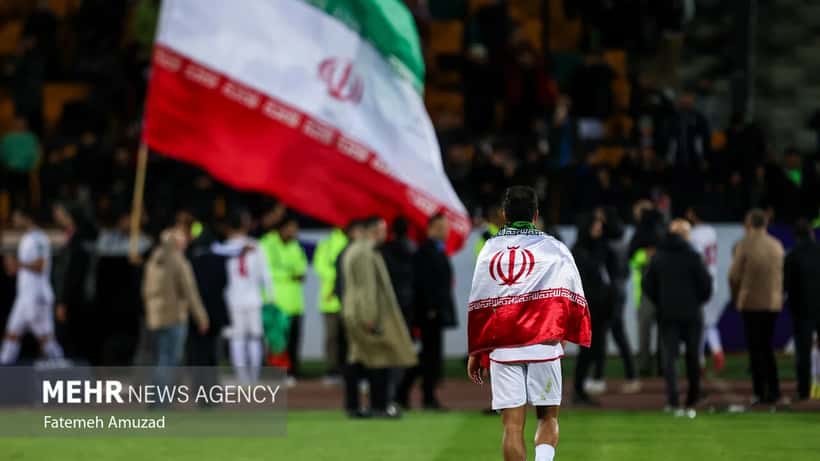 Iraanse voetballers in actie tijdens WK 2026-kwalificatieduel in het Azadi Stadion, Teheran
