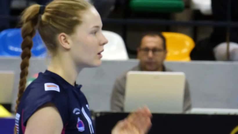 Isabelle Haak under volleybollmatch, karriär och finansiell planering utomlands