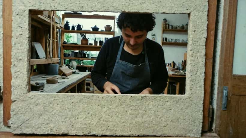 Artisan en tablier travaillant dans son atelier lors des Journées Européennes des Métiers d'Art 2026