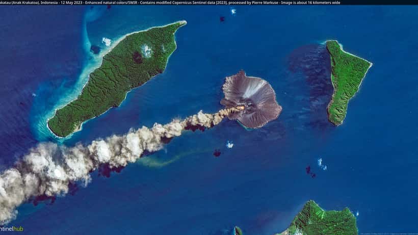 Satellietopname van de Anak Krakatau vulkaan in Indonesië met zichtbare rookpluim