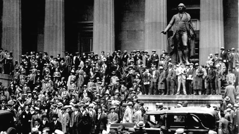 Folksamling utanför New York Stock Exchange under börskris