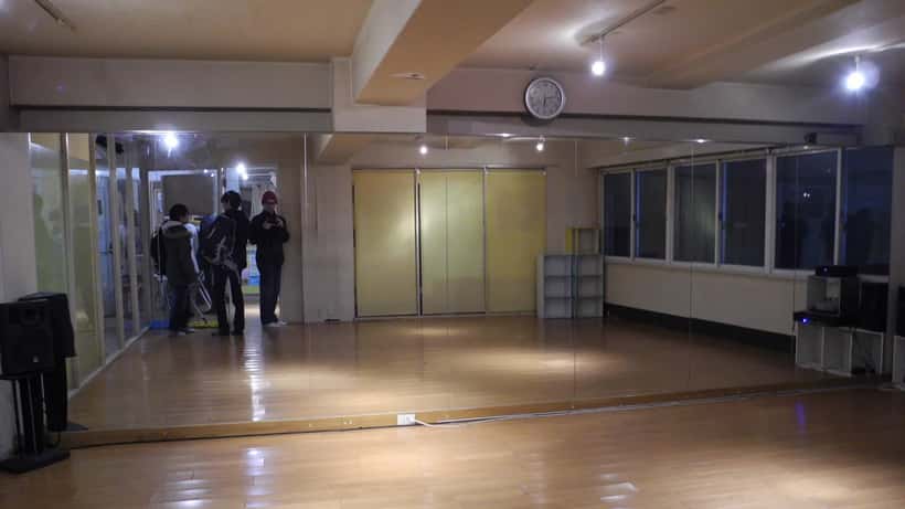 Dansestudio med speilvegg — illustrasjon for artikkel om dansers comeback etter fødsel