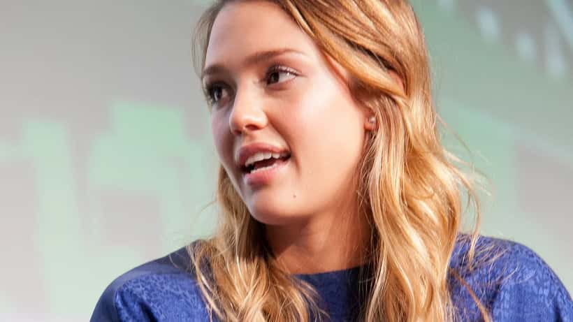 Jessica Alba en evento público, conocida por fundar The Honest Company