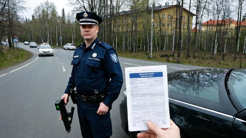 Suomalainen poliisi pitää tutkapistoolia tienvieressä Salossa, luksusauto pysähtyneenä taustalla