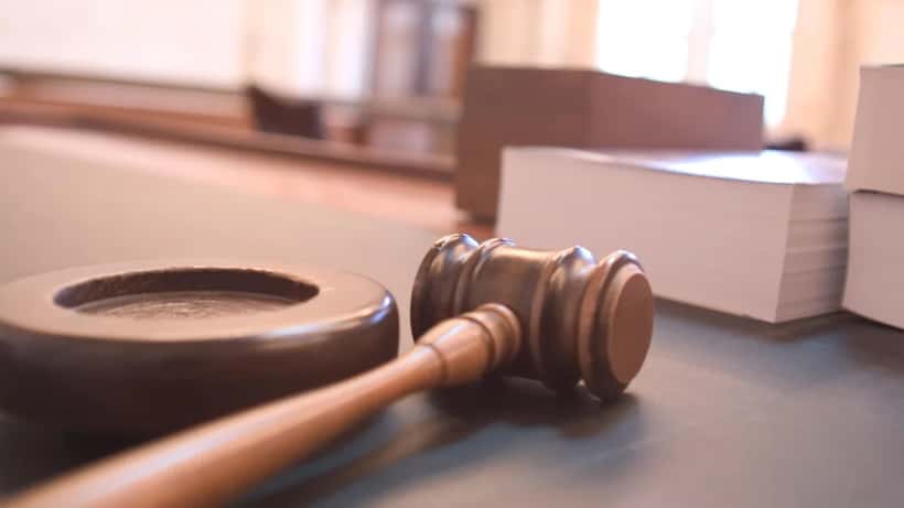 Martelo de juiz sobre mesa de tribunal representando o Código Penal brasileiro