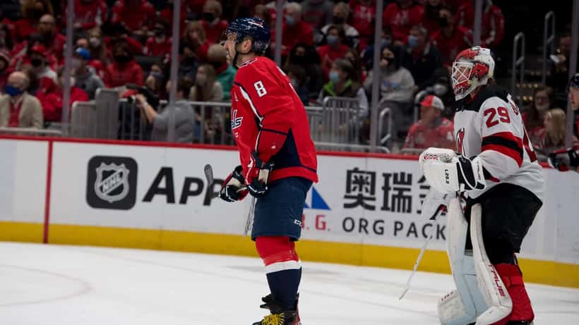 Alex Ovechkin de los Washington Capitals en el hielo durante un partido de la NHL