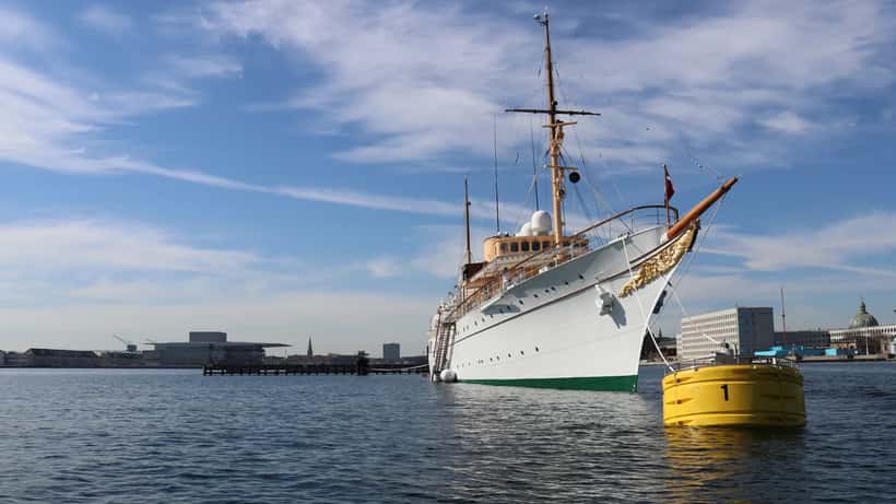 Kongeskibet Dannebrog fortøjet i Københavns Havn