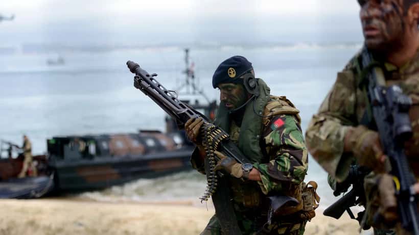 Fuzileiro da Marinha Portuguesa com boné azul escuro em exercício militar