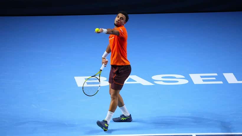 Arthur Fils lors d'un match de tennis, en plein effort sur le court