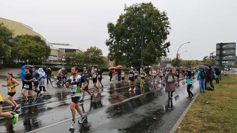 Juoksijat Berliinin maratonilla 2019, reitin varrella tungosta