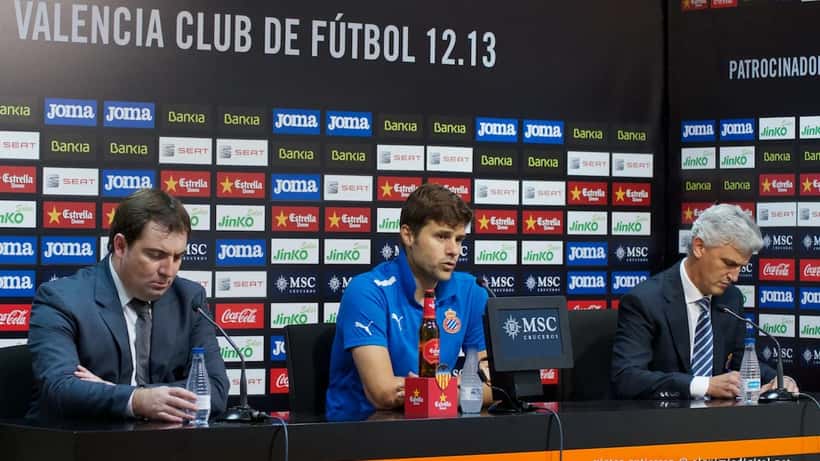 Mauricio Pochettino instruerer på sidelinjen som Español-cheftræner i kamp mod Valencia CF 2012
