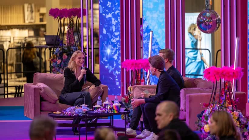 Ella Tiritiello uppträder på scenen under OGAE Sweden 2025