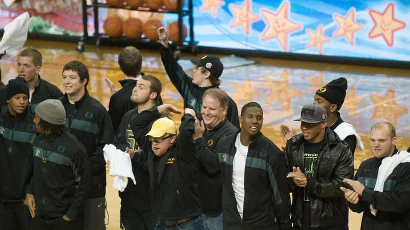 Chip Kelly coaching on the sideline with Oregon Ducks football players