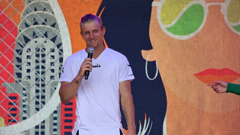 Alejandro Davidovich Fokina in actie op een tennisbaan tijdens een grandslamtoernooi