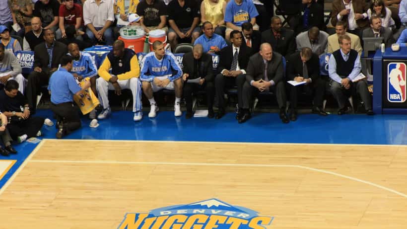 Jogadores do Denver Nuggets em disputa de bola em partida de basquete da NBA