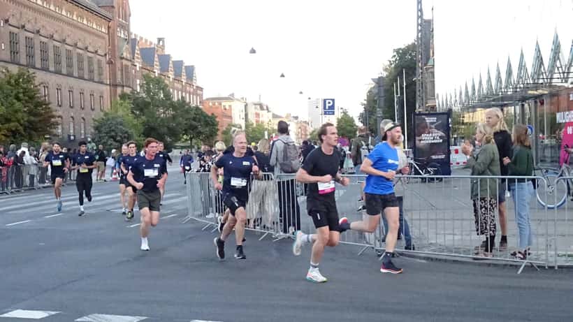Løbere ved Royal Run Copenhagen 2021 på gaden med tilskuere langs ruten