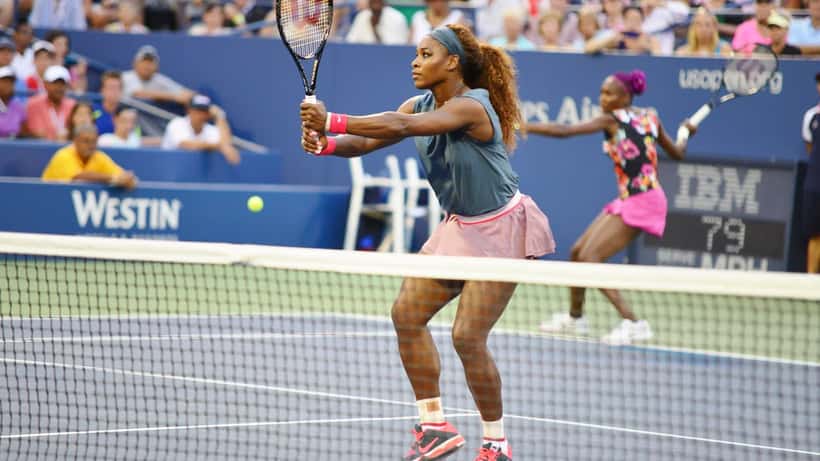 Venus Williams et Serena Williams sur un court de tennis