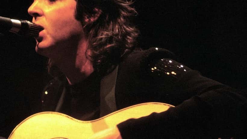 Paul McCartney upptraeder paa scen, bild fran Wings-turneen 1976