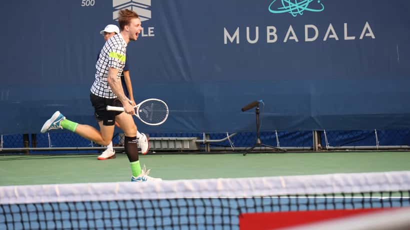 Aleksandr Bublik in campo durante un torneo di tennis professionistico