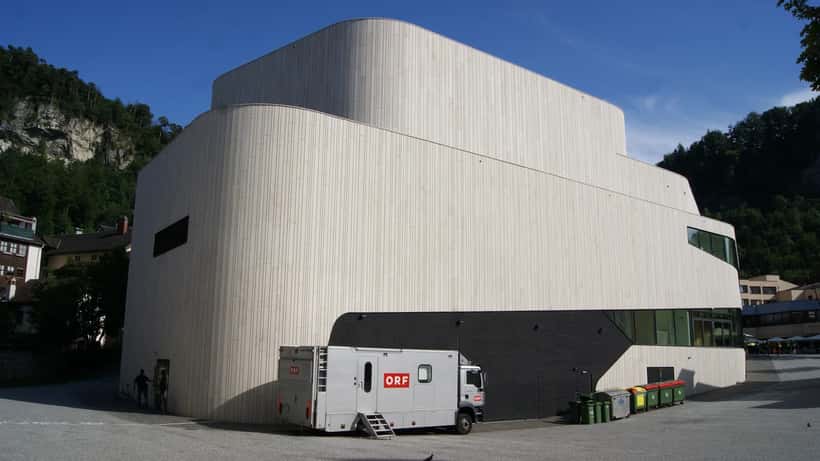 ORF Übertragungswagen vor dem Montforthaus in Feldkirch, Österreich