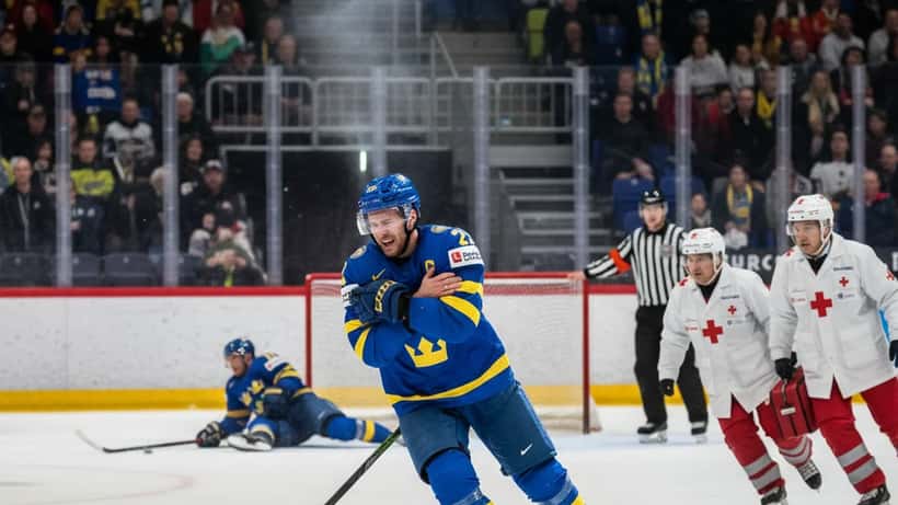 Ishockeyspelare håller om skadad axel på isen under SHL-slutspelet 2026