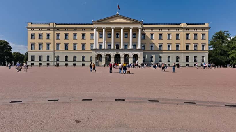 Det kongelige slott i Oslo, der Slottskapellet med Kong Haralds båre holder åpent for publikum