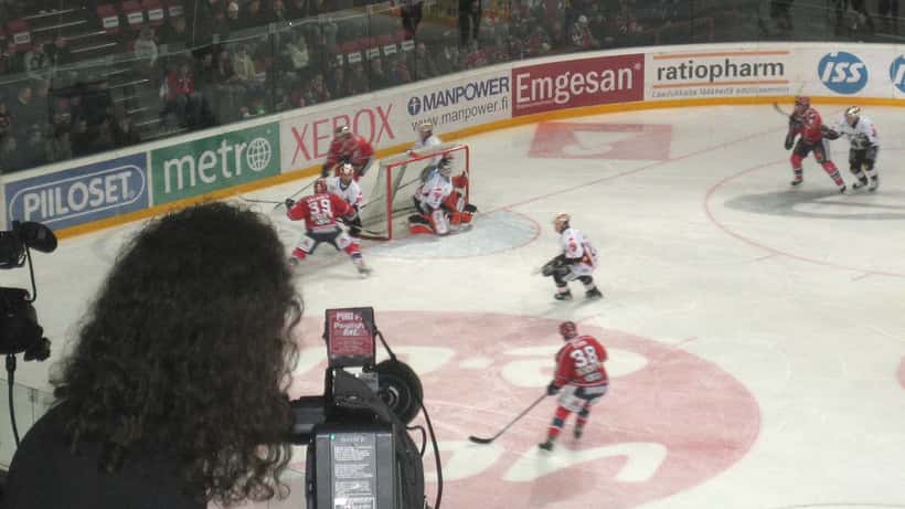 HIFK pelaa ottelua Helsingin jäähallissa