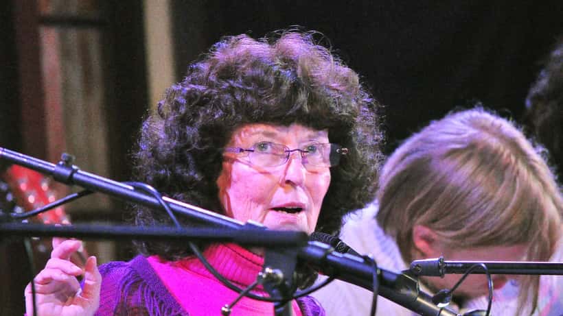 Linda Perhacs esiintyy lavalla, folk-laulaja jota etsitään edunvalvontajärjestelyn takia