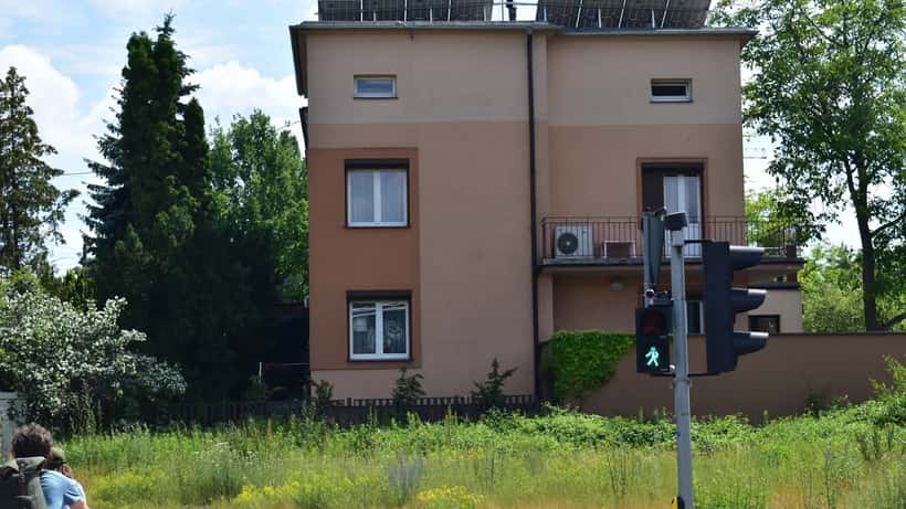 Deutsches Wohnhaus mit Photovoltaikanlage auf dem Dach im Sonnenlicht