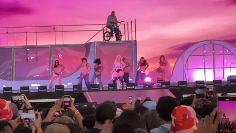 Palco do Rock in Rio Lisboa com multidão e sistema de som profissional