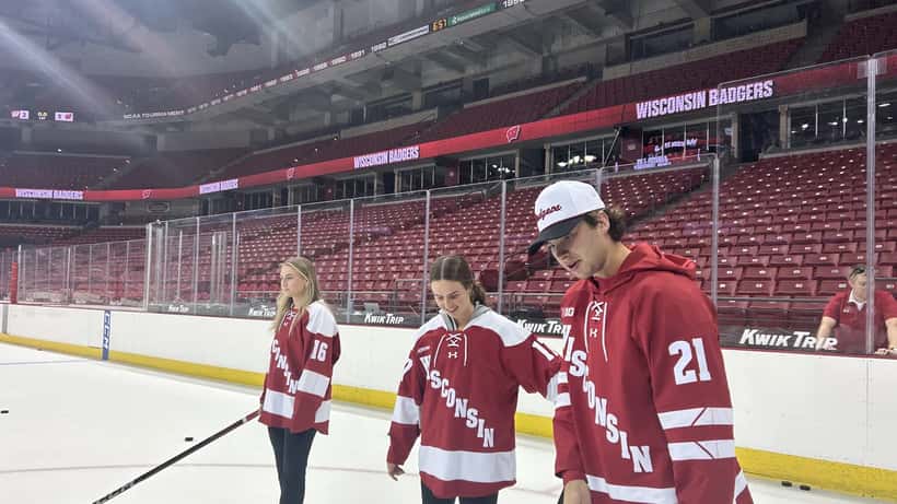 Joueuses de hockey féminin de l'Université du Wisconsin Badgers en action sur la glace