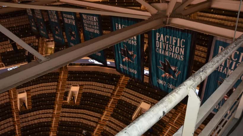 Joueurs des San Jose Sharks sur la glace lors d'un match de hockey LNH