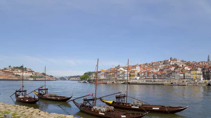 Vista do Rio Douro com barcos rabelos em Vila Nova de Gaia, Portugal
