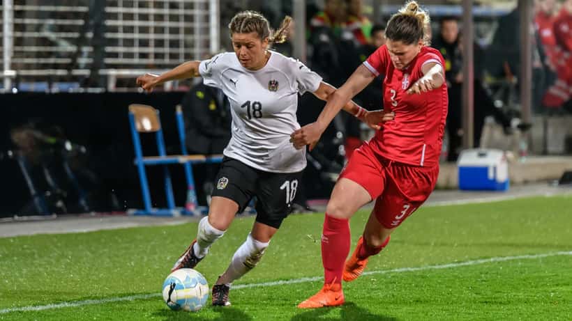 Jugadoras de fútbol femenino en partido de clasificación para Copa Mundial