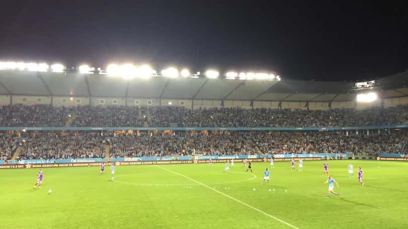 Fans på Eleda Stadion i Malmö under en solig sommardag vid Allsvenskan-match