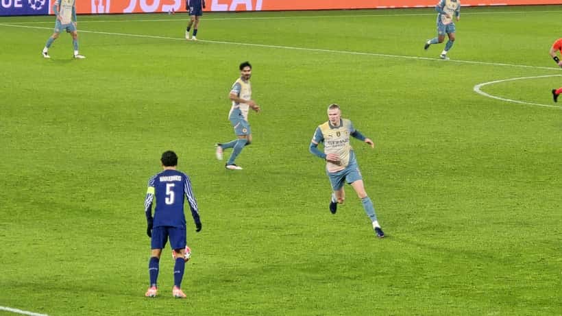 Match PSG contre Manchester City, joueurs en action sur le terrain sous les projecteurs