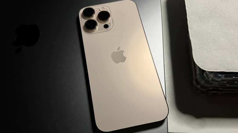 iPhone 16 Pro Max titanium deserto visto por trás com sistema de câmeras triplas