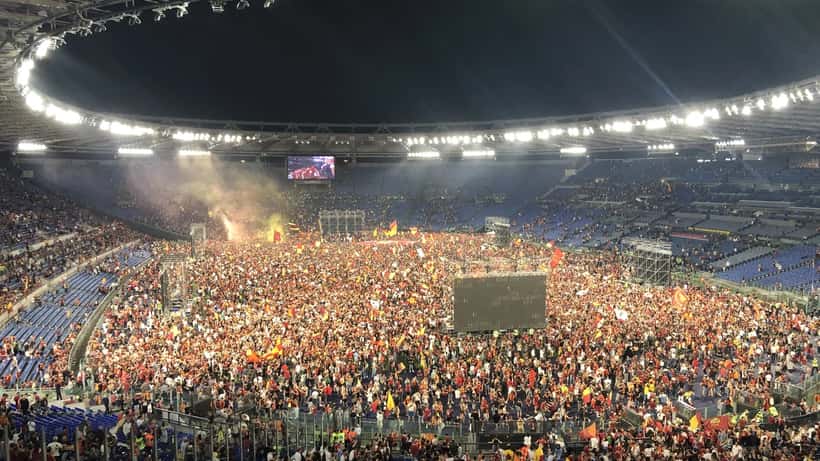 Fans im Stadion beim UEFA Conference League Spiel