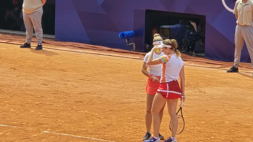 Linda Nosková y Karolína Muchová compitiendo en el torneo de tenis dobles de los Juegos Olímpicos de París 2024
