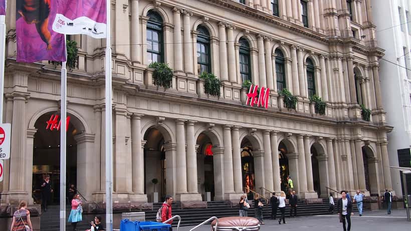 Exteriör av en H&M-klädbutik med företagets logotyp ovanför entrén
